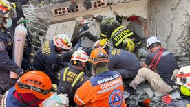 Rescatan con vida a una mujer tras colapso de vivienda afectada por terremoto en Pereira