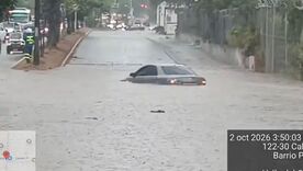 Vehículo en Cali quedó atrapado en medio de la inundación ocasionada por las fuertes lluvias