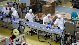 Trabajadores en fábrica colombiana