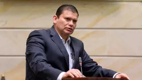 Senador John Milton habría salido del país por amenazas.