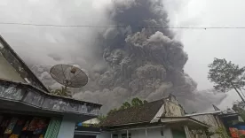 Impresionantes imágenes de erupción de volcán en Indonesia