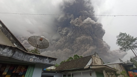 Impresionantes imágenes de erupción de volcán en Indonesia