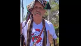 Álvaro Lemmon de 'El Hombre Caimán' a vender mochilas en Santa Marta
