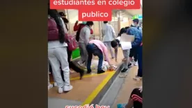 Indignante: Niños recogen refrigerio del piso en colegio público de Bogotá