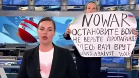 Periodista rusa protesta por la guerra en plena emisión de noticiero