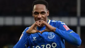 Yerry Mina será titular tras dos meses sin jugar con el Everton 