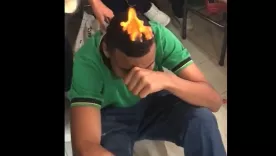 Peligroso juego: Estudiantes prenden fuego en cabeza de un joven