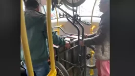 Polémico transporte de carretilla en Transmilenio