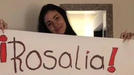 Seguidora regala pandebonos a cantante Rosalía en pleno concierto