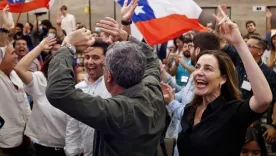 Dólar cae y bolsa de Chile se dispara tras rechazo del plebiscito