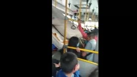 Ciudadanos hacen trasteo en un bus en Bogotá
