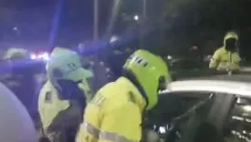 Polémica por agresión de Policía a conductor de plataforma en medio de protestas