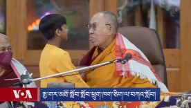 Escándalo por video de Dalai Lama besando a menor en la boca