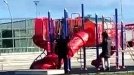 Gabriel Boric se queda atascado en tobogán de parque infantil en Punta Arenas