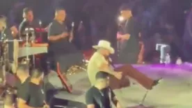 Cantante Carin León: caída aparatosa en concierto en Orizaba, Veracruz