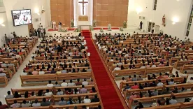 Personas rezando iglesia