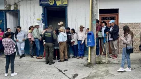 gente esperando en al calle