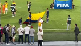 Jessi Uribe cantando himno