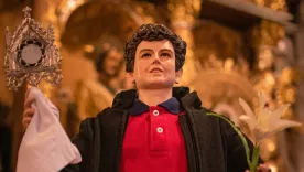 Carlo acutis escultura