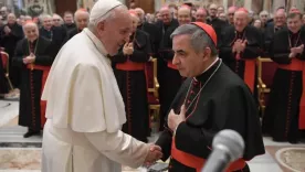 Papa Francisco y Angelo Becciu