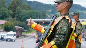 soldado en carretera 25