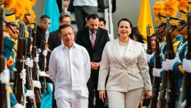 Gustavo Petro y Sarahí Serna de Honduras
