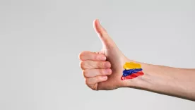 mano con bandera
