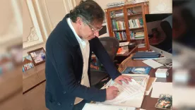 Petro firmando el decretazo