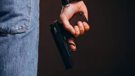 empuña arma