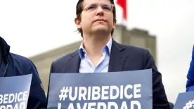Miguel Uribe con Julio C.  Turbay y su abuela Nidia Quintero