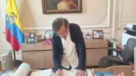 Petro firma consulta