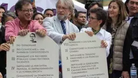 Petro firmando en marmol