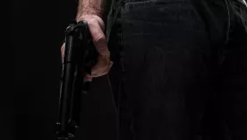 hombre con arma en la mano