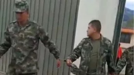 Detención de actores interpretando a militares