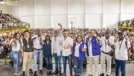 William Tepud, al centro, en firma de convenio que beneficia a 150.000 pescadores. Foto suministrada.