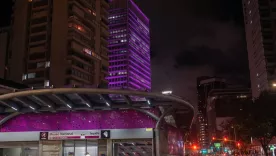 Operación nocturna en estación de Transmilenio