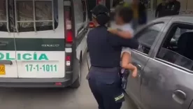 Policía con niño en brazos