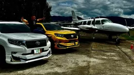 El influencer junto a vehículos asociados con el narcotráfico