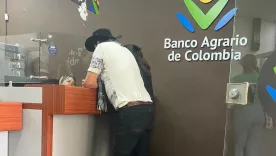 Usuario en sede del Banco Agrario de Colombia