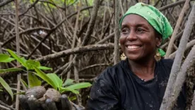 Una pianguera sonríe mientras ejerce un oficio que une subsistencia y cultura 