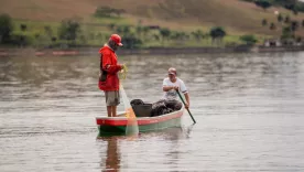 Pescadores artesanales revisan sus artes de pesca en la cuenca del río Bita, en el marco de las acciones de control y pedagogía lideradas por la Aunap