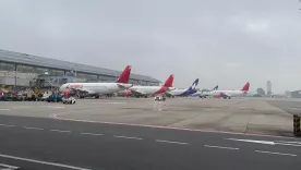 Pista de aterrizaje del aeropuerto El Dorado con neblina
