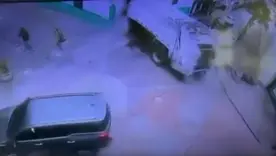 Accidente de  camión recolector de basura contra una casa en La Candelaria en el centro de Bogotá