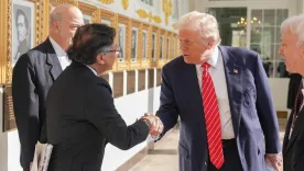 Saludo en el Salón Este de la Casa Blanca, entre el presidente Gustavo Petro y el presidente Donald Trump