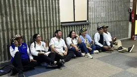 Los mandatarios municipales tuvieron que esperar sentados en el piso mientras se desarrollaba la reunión con el Ejecutivo