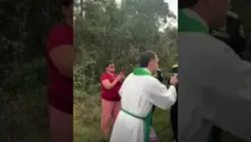 Policías impiden misa a sacerdote