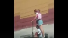 Mujeres en patineta con una menor por congestionada vía de Barranquilla