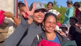 Andrea Valdiri con los damnificados de la ola invernal en Córdoba
