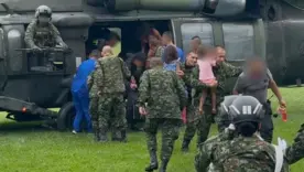 Autoridades en el momento del rescate de los menores