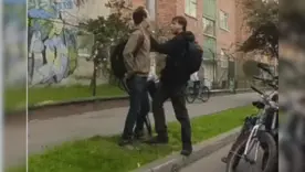 Motociclista invade ciclorruta, casi atropella a peatón y lo agrede